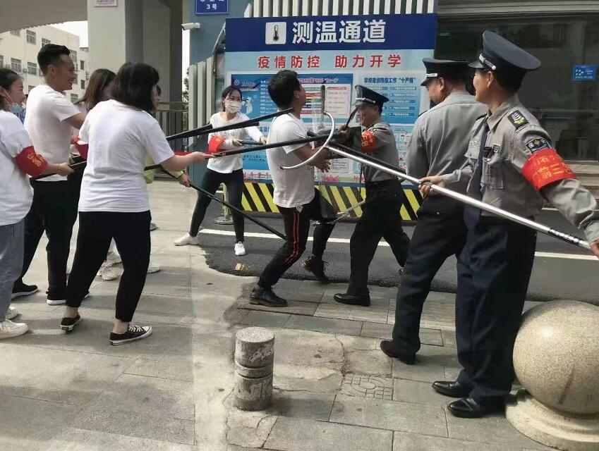公安分局內保大隊、獵鷹保安公司聯(lián)合開展校園反恐防暴演練活動
