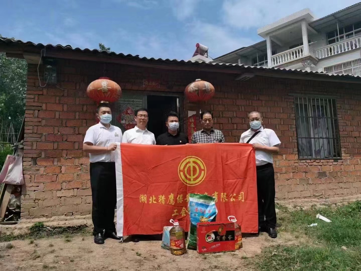 端午節(jié)將至，獵鷹企業(yè)組織員工走進(jìn)鄉(xiāng)村，為老人送去生活物資
