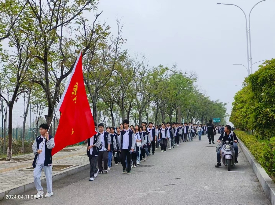 棗陽(yáng)市師苑高中 春風(fēng)伴研學(xué)，獵鷹保護(hù)航。